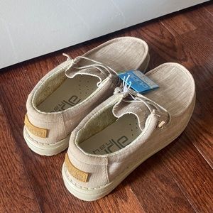 Hey Dudes Wally Youth Size 5 Beige NWT